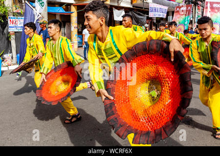 Les populations locales prennent part à une procession de rue colorés pendant la Festival Dinagyang, Iloilo, Philippines, l'île de Panay. Banque D'Images