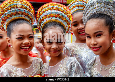 Les élèves des écoles primaires posent pour une photo pendant le Tambor Trumpa Martsa Musika (Drum & Bugle) Concours, Festival Dinagyang, Iloilo, Philippines. Banque D'Images