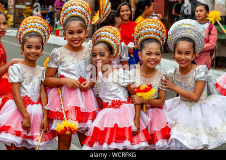 Les élèves des écoles primaires posent pour une photo pendant le Tambor Trumpa Martsa Musika (Drum & Bugle) Concours, Festival Dinagyang, Iloilo, Philippines. Banque D'Images