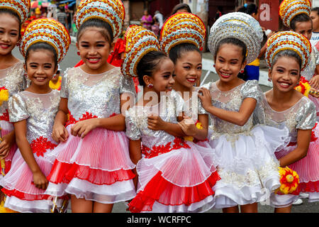 Les élèves des écoles primaires posent pour une photo pendant le Tambor Trumpa Martsa Musika (Drum & Bugle) Concours, Festival Dinagyang, Iloilo, Philippines. Banque D'Images