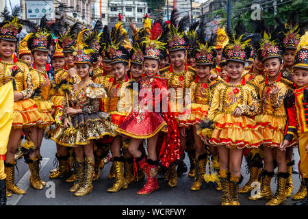 Les élèves des écoles primaires posent pour une photo pendant le Tambor Trumpa Martsa Musika (Drum & Bugle) Concours, Festival Dinagyang. Iloilo, aux Philippines. Banque D'Images