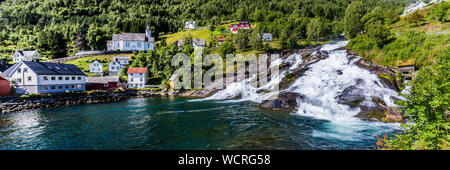 Panorama du petit village Hellesylt avec Hellesyltfossen en cascade le long fjord de Geiranger en More og Romsdal comté en Norvège Banque D'Images