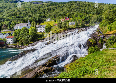 Panorama du petit village Hellesylt avec Hellesyltfossen en cascade le long fjord de Geiranger en More og Romsdal comté en Norvège Banque D'Images