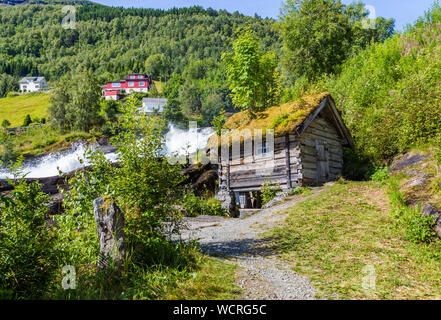 Panorama du petit village Hellesylt avec Hellesyltfossen en cascade le long fjord de Geiranger en More og Romsdal comté en Norvège Banque D'Images