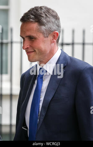 Westminster, Londres, 28 août 2019. Secrétaire d'Etat à l'éducation Gavin Williamson pose pour des photos et des conversations de visiteurs à l'extérieur No 10 de Downing Street. Les enseignants, étudiants et autres visiteurs reliés à l'éducation est allé à pas de 10 pour une réunion sur "Les filles dans l'éducation". Credit : Imageplotter/Alamy Live News Banque D'Images