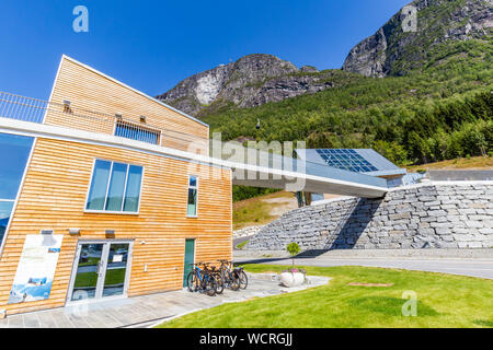 Loen Skylift cabine téléphérique et gare.Le téléphérique monte au sommet du mont Hoven avec vue panoramique sur le célèbre Fjord en Norvège. Banque D'Images