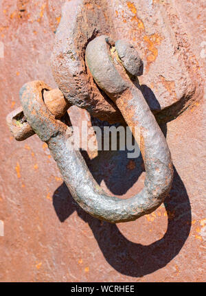 Rusty, vieille manille. L'équipement marin. Banque D'Images