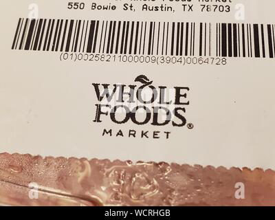 Close-up of thermal logo imprimé pour Whole Foods Market épicerie sur un conteneur d'aliments emballés, une marque de société mère Amazon, le 28 août 2019. () Banque D'Images