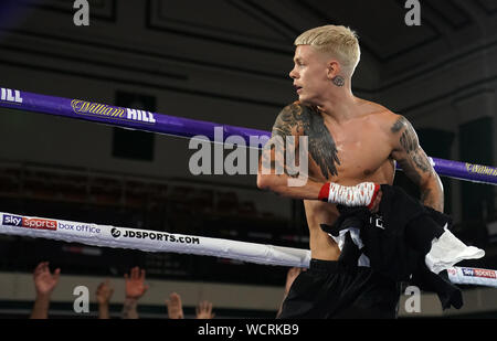 Charlie Edwards jette son haut dans la foule au cours de l'entraînement à York Hall, Londres. Banque D'Images