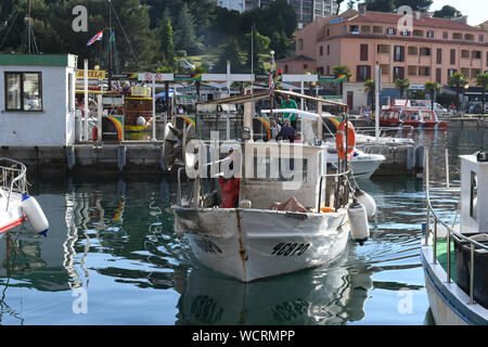 Vrsar, Croatie bateau de pêche retour à l'Harbour Banque D'Images