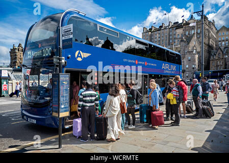 Les passagers à l'embarquement de Waverley Bridge Airlink Bus de l'aéroport pour les emmener à l'aéroport d'Édimbourg. Banque D'Images