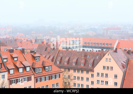 Vue aérienne de maisons à Nuremberg, en Franconie pendant temps de brouillard en Bavière Banque D'Images