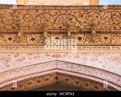 Floral peint orné de détails sur une marquise Fort Amer, amer, Rajasthan, Inde, Asie Banque D'Images