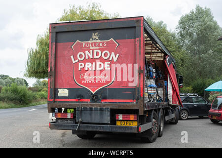 Bière Fullers London Pride camion ou camion livrer les fûts de bière dans un pub public house, UK Banque D'Images