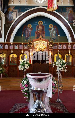 Une cuve baptismale dans une église orthodoxe grecque, un mobilier utilisé pour le baptême au cours d'une cérémonie de baptême. Banque D'Images