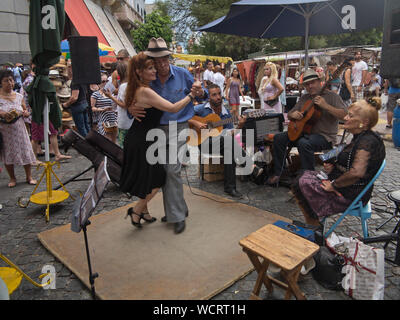 Danseurs et musiciens de Tango dans les rues de l'ancien Barrio de San Telmo, Buenos Aires, Argentine Banque D'Images