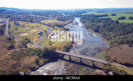 Vol au-dessus de la rivière Tibagi dans le Tibagi ville de l'Etat du Parana, Brésil. Banque D'Images