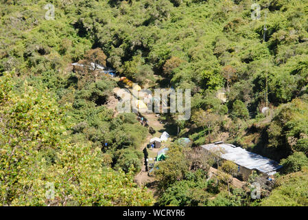 Camping dans le village de montagne d'Marimpata sur la randonnée Choquequirao, l 'autre Machu Picchu,' Capuliyoc, Apurimac, Pérou Banque D'Images