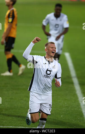 Swansea, Royaume-Uni. Août 28, 2019. Sam Surridge de Swansea City célèbre après qu'il marque son 3e but des équipes. Carabao cup 2ème tour match, EFL Cup, Swansea City v Cambridge Utd au Liberty Stadium de Swansea, Pays de Galles du Sud le mercredi 28 août 2019. Cette image ne peut être utilisé qu'à des fins rédactionnelles. Usage éditorial uniquement, licence requise pour un usage commercial. Aucune utilisation de pari, de jeux ou d'un seul club/ligue/dvd publications pic par Andrew Verger/ Crédit : Andrew Orchard la photographie de sport/Alamy Live News Banque D'Images