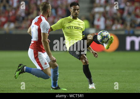 Sinobo Stadium, Prague. Août 28, 2019. De gauche VLADIMIR COUFAL de Slavia et MARIO CAMORA de CFR en action lors de la Ligue des Champions de football 4e tour de qualification match retour : Slavia Prague vs Cluj-Napoca dans Sinobo Stadium, Prague, République tchèque, le 28 août 2019. Credit : Katerina Sulova/CTK Photo/Alamy Live News Banque D'Images