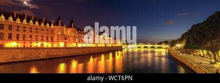 Conciergerie illuminée la nuit - Paris, France Banque D'Images