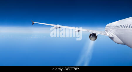 Vue extérieure sur l'avion de transport aérien de passagers vue arrière avec les traînées de turbine de moteur à réaction sur l'ensemble bleu ciel nuage fond panorama with copy space Banque D'Images