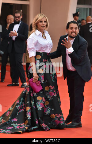 Venise, Italie. Août 28, 2019. Isabella Ferrari marche sur le tapis rouge de l'avant de la cérémonie d'ouverture durant le 76e Festival du Film de Venise à Sala Casino le 28 août 2019 à Venise, Italie. Credit : Andrea Merola/éveil/Alamy Live News Banque D'Images