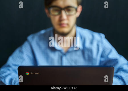 Bichkek, Kirghizistan - juin 6, 2019 : Asus Chromebook. Smart young businessman working on computer ordinateur portable. Banque D'Images