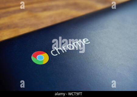 Bichkek, Kirghizistan - juin 6, 2019 : Asus Chromebook. Un Chromebook pour l'éducation sur un bureau en bois. Banque D'Images