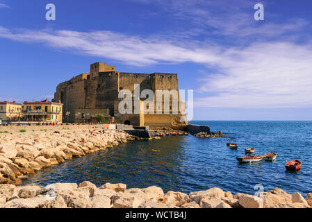 Castel dell'Ovo (Château de l'Œuf) une forteresse médiévale dans la baie de Naples, Italie. Banque D'Images