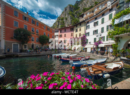Limone, Lac de Garde, Italie, août 2019, une vue de la petite ville de Limone Banque D'Images