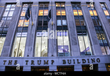 New York City, New York, USA - 28 novembre 2016 : Le Trump building view soupir stret. Banque D'Images