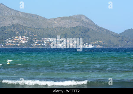 La baie d'Alcudia avec des eaux cristallines et offre une vue sur les collines. Mallorca. Espagne Banque D'Images