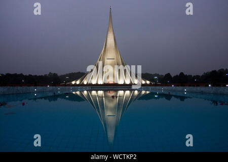 Le National Memorial Tower ou Jatiya Smriti Shoudha à Savar, à 20 km de Dhaka, construit en mémoire de ceux qui ont sacrifié leur vie pendant la guerre de libération de 1971. Dhaka, Bangladesh. Le 16 décembre 2008. Banque D'Images