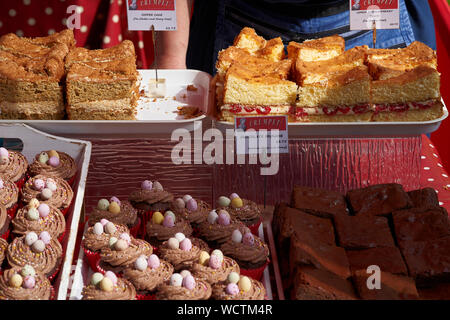 Photo de gâteau au café, citron et framboise, gâteau au chocolat brownie au chocolat et muffins sweetie pie at a market stall. Banque D'Images