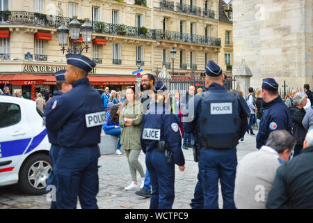 Les touristes et locaux sont axées sur la police de sécurité français à la place du Notre Dame en l'état à l'extérieur de la Cathédrale Notre Dame Banque D'Images