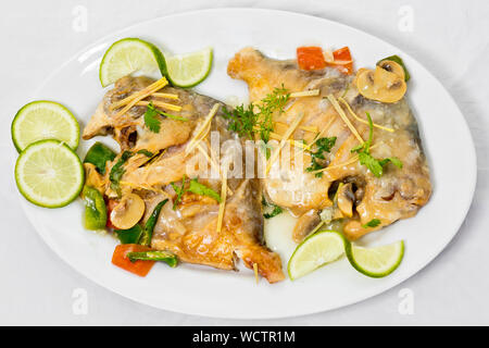 Les morceaux de poisson sur une assiette castagnole, plat indien épicé. Populaire parmi les Bengalis et l'Asie du Sud pour son goût. Banque D'Images