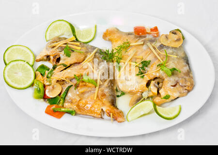 Les morceaux de poisson sur une assiette castagnole, plat indien épicé. Populaire parmi les Bengalis et l'Asie du Sud pour son goût. Banque D'Images