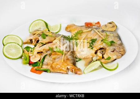 Les morceaux de poisson sur une assiette castagnole, plat indien épicé. Populaire parmi les Bengalis et l'Asie du Sud pour son goût. Banque D'Images