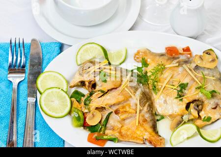 Les morceaux de poisson sur une assiette castagnole, plat indien épicé. Populaire parmi les Bengalis et l'Asie du Sud pour son goût. Banque D'Images