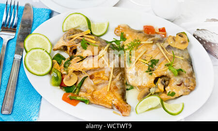 Les morceaux de poisson sur une assiette castagnole, plat indien épicé. Populaire parmi les Bengalis et l'Asie du Sud pour son goût. Banque D'Images