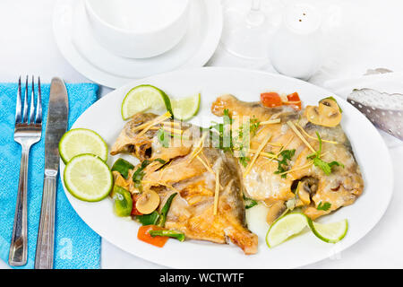 Les morceaux de poisson sur une assiette castagnole, plat indien épicé. Populaire parmi les Bengalis et l'Asie du Sud pour son goût. Banque D'Images