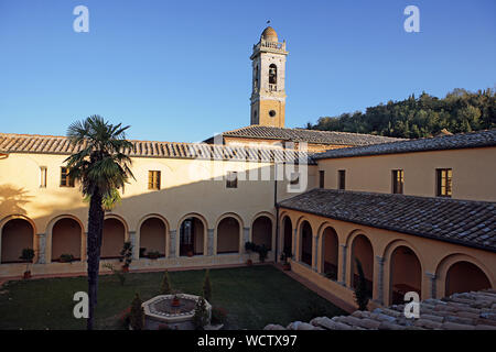 Le cloître de l'Chiosco delle Monache, à l'origine un couvent, maintenant une auberge, Volterra, Toscane, Italie Banque D'Images