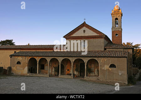 L'entrée à arcades de la Chiesa di San Girolamo, Volterra, Toscane, Italie Banque D'Images