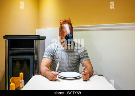 L'homme assis à une table de restaurant en attente d'être servi Banque D'Images