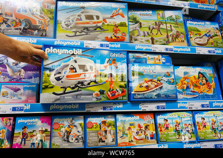 Jouets Playmobil empilés sur une étagère dans un magasin de jouets Banque D'Images