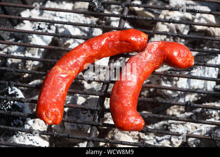 Merguez grillées sur le rack d'un barbecue en été Banque D'Images