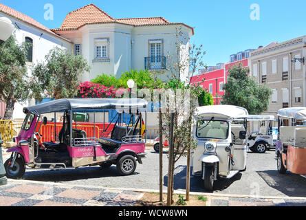 Lisbonne, Portugal - 06 août, 2017 : De nombreux taxis Tuk Tuk sur la route de Lisbonne, l'attente des touristes Banque D'Images