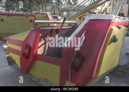 L'ouragan ride avec des voitures d'un parc d'attractions abandonné 'Luna Park' dans Aretsou district de Thessalonique, Grèce Banque D'Images