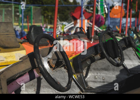 Une bande de vieilles voitures tamponneuses rouillées d'un parc d'attractions abandonné 'Luna Park' dans Aretsou district de Thessalonique, Grèce Banque D'Images